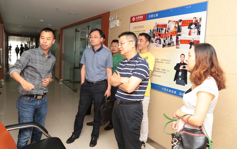 重慶市渝北區(qū)人民政府相關(guān)領(lǐng)導(dǎo)蒞臨云南天度集團(tuán)考察，雙方將于近日簽訂投資合同，天度集團(tuán)將在重慶投資設(shè)立控股子公司和200人規(guī)模的技術(shù)研發(fā)基地