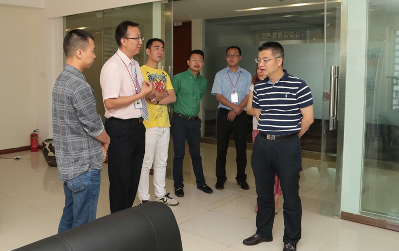 重慶市渝北區(qū)人民政府相關(guān)領(lǐng)導(dǎo)蒞臨云南天度集團(tuán)考察，雙方將于近日簽訂投資合同，天度集團(tuán)將在重慶投資設(shè)立控股子公司-重慶天度網(wǎng)絡(luò)信息技術(shù)有限公司，并建立200人規(guī)模的專業(yè)技術(shù)研發(fā)基地，此后將大大增強(qiáng)天度技術(shù)研發(fā)實(shí)力和公司綜合優(yōu)勢(shì)