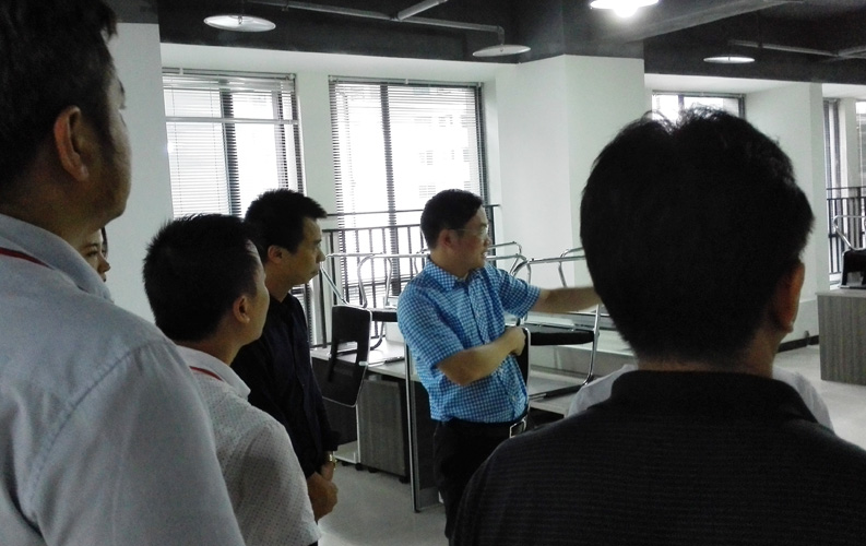 賴區(qū)長鼓勵重慶天度網(wǎng)絡(luò)公司要多進(jìn)行創(chuàng)新，并就天度未來發(fā)展方向做出重要指示。