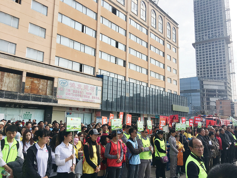 2017年3月5日，是我國第54個學雷鋒紀念日。3月份的春天萬物復蘇，百花齊放。陽光透過淡薄的云層照耀著大地，它的萬道金光愉快地普照著萬物。春風拂面,是那么清柔,那么親切,就像是雷鋒的精神一直溫暖著、鼓舞著我們!