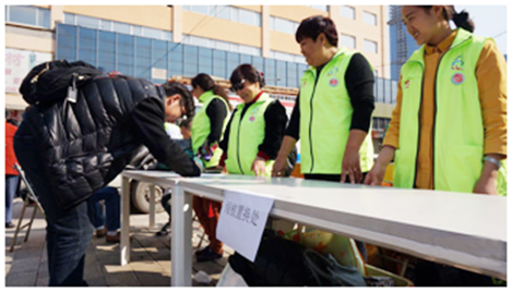 活動以&ldquo;做好事做善事做志愿者&rdquo;為主題，倡導節(jié)能減排、低碳出行、綠色出行的生活方式，鼓勵市民低碳出行。同時，在云紡的活動現(xiàn)場，昆明市青基會帶來了&ldquo;一家衣等于愛&rdquo;衣服回收箱，市民將廢舊的衣服投放到箱內(nèi)，志愿者送上一盆綠色植物或者一本圖書。