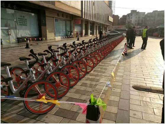 上午11點，云南天度投資集團有限公司、云紡商業(yè)區(qū)、昆明悅動文化傳播有限公司、云南北瑞兔司機新能源汽車科技有限公司、moblke摩拜單車許多商戶踴躍參加，由150余名志愿者組成的隊伍開始了浩浩蕩蕩的4公里公益徒步，目的是鼓勵大家使用零污染的交通工具，降低自然資源的耗損，同時也是為了讓市民能夠熟知這樣的出行方式，倡導綠色出行。